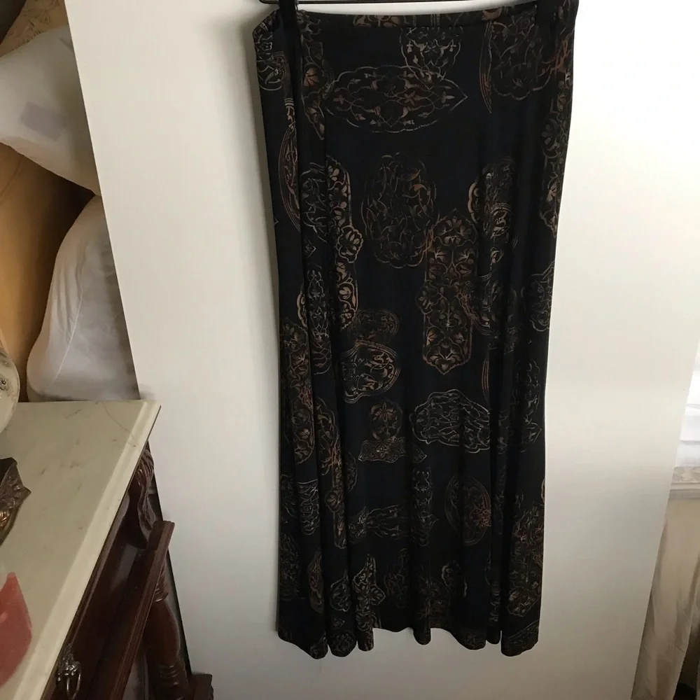 Chico’s long swing black skirt with‎ bronze design